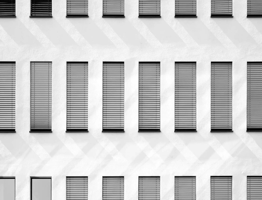 Fachada de un edificio con ventanas alineadas