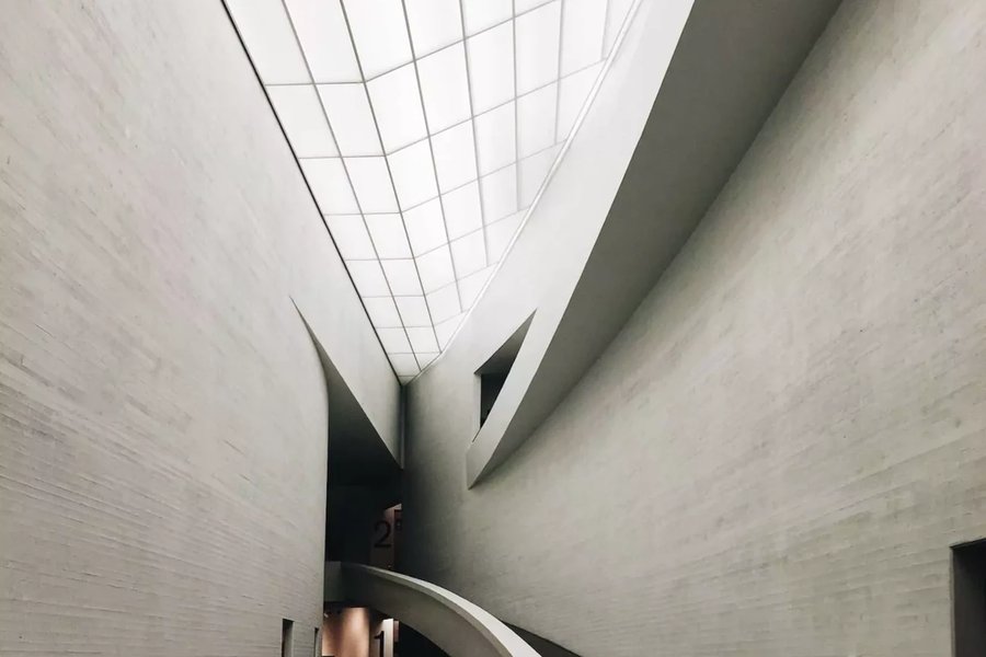Interior arquitectónico de un edificio institucional